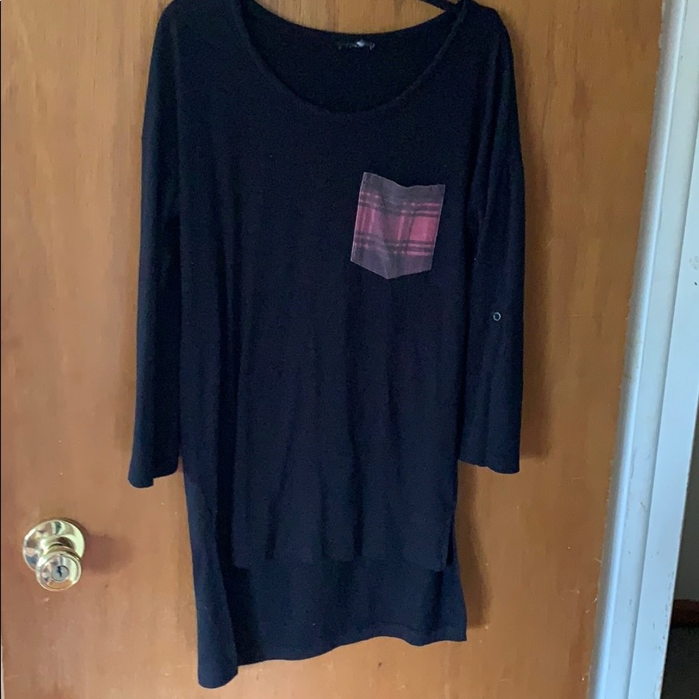 Medium length sleeved black tee shirt